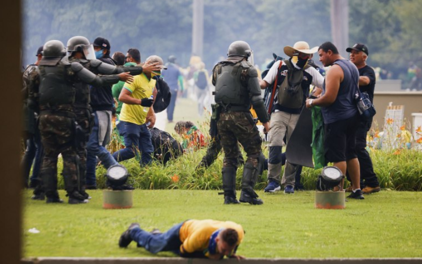 Militares y fuerzas de seguridad retoman el control de los edificios gubernamentales en Brasilia