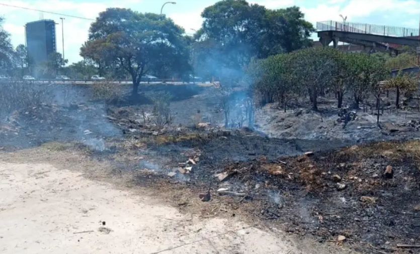 Incendio de pastizales en la ruta 168 a metros de los boliches