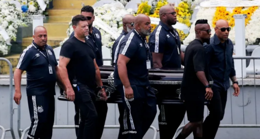 El &uacute;ltimo adi&oacute;s a Pel&eacute;: una multitud despide al astro brasile&ntilde;o