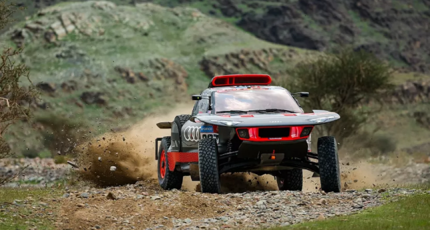 Problemas para Carlos Sainz en el km 213 del Dakar 2023