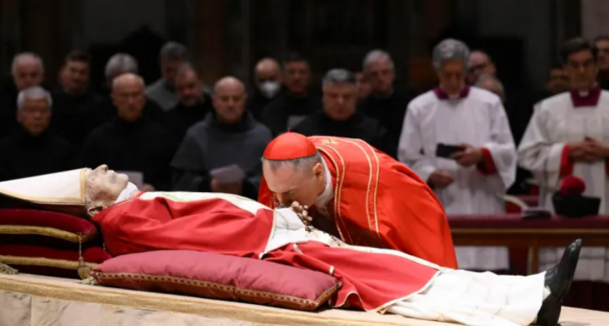 Miles de fieles rinden homenaje a Benedicto XVI en la Bas&iacute;lica de San Pedro
