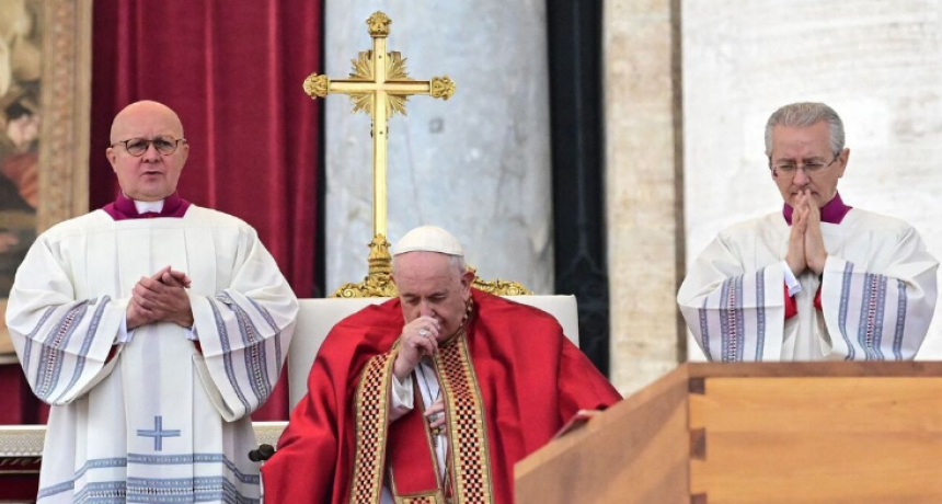 El Papa Francisco presidi&oacute; el funeral de Benedicto XVI