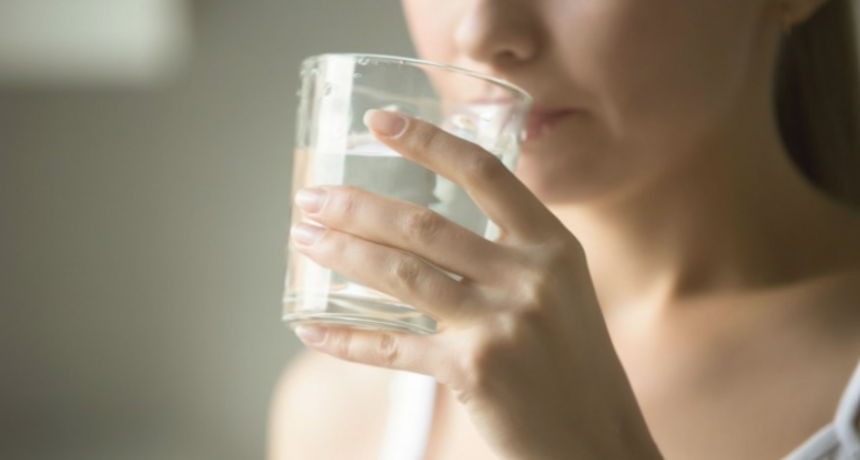El valor del agua para mantenerse hidratado en el verano