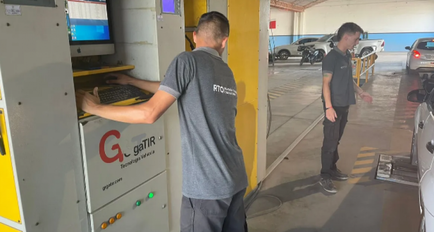 Aumento del 60% en la revisi&oacute;n t&eacute;cnica vehicular provoc&oacute; largas filas de autos en los talleres