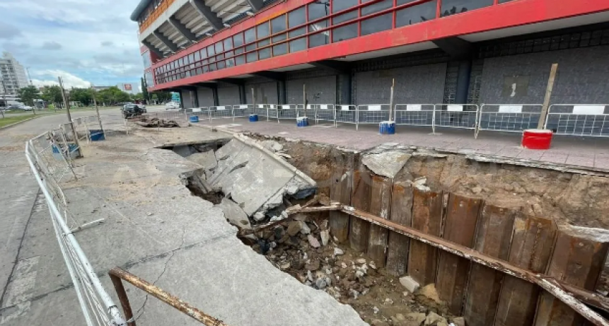 El socav&oacute;n en Uni&oacute;n crece d&iacute;a a d&iacute;a y las obras no llegan