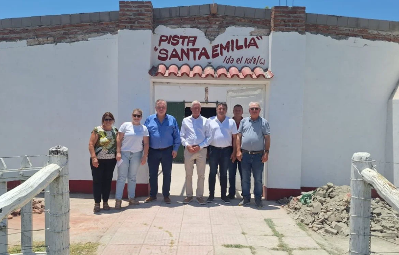 Entrega de aporte legislativo a la cooperadora de la Escuela N° 6307 de Colonia Santa Emilia