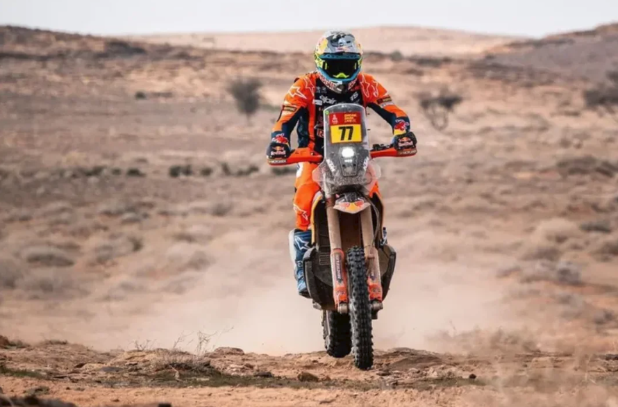 Luciano Benavides ayudó a un colega, ganó la etapa 8 y sueña con el Rally Dakar en motos