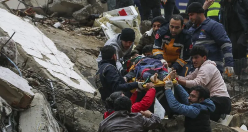 Terremoto en Turqu&iacute;a y Siria: ya se contabilizan m&aacute;s de 3.000 muertos y 15.000 heridos
