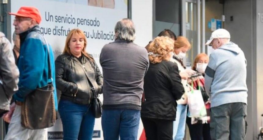 Bono para jubilados en marzo: c&oacute;mo es el extra que analiza pagar el Gobierno