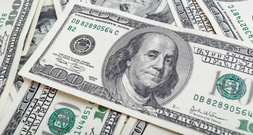 El d&oacute;lar oficial super&oacute; por primera vez los $200