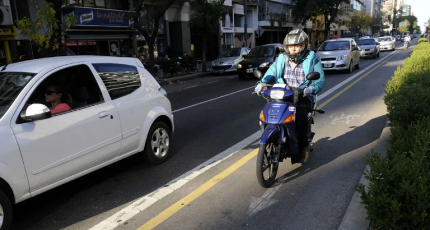 El Gobierno propone quitar subsidios de luz y gas a poseedores de motos y autos