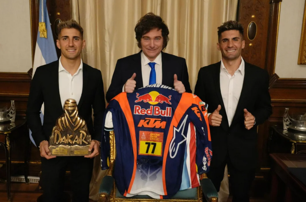 El presidente homenajeó a Luciano Benavides en la Casa Rosada tras su histórica consagración en el Dakar