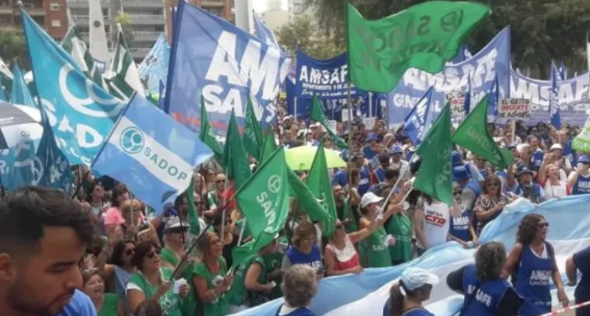 Los docentes inician un paro de 48 horas con movilizaci&oacute;n