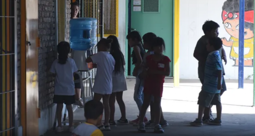 Por la ola de calor, hay escuelas que convocan a los chicos a ir en malla