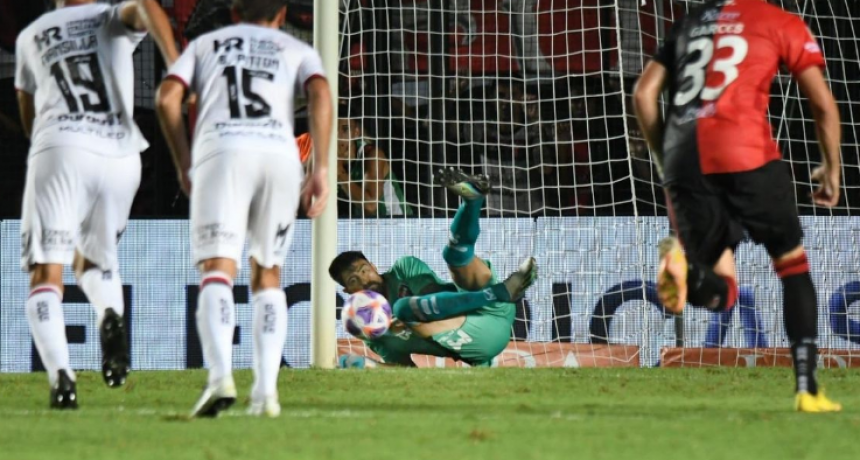 Col&oacute;n no pas&oacute; del empate con Newell's y Gorosito sigue sin ganar