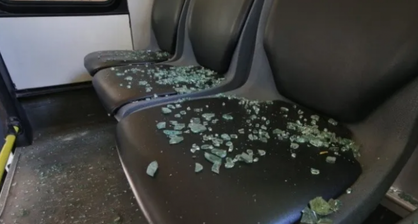 Acordaron la presencia de polic&iacute;as en los colectivos tras el ataque a un coche de la l&iacute;nea 18