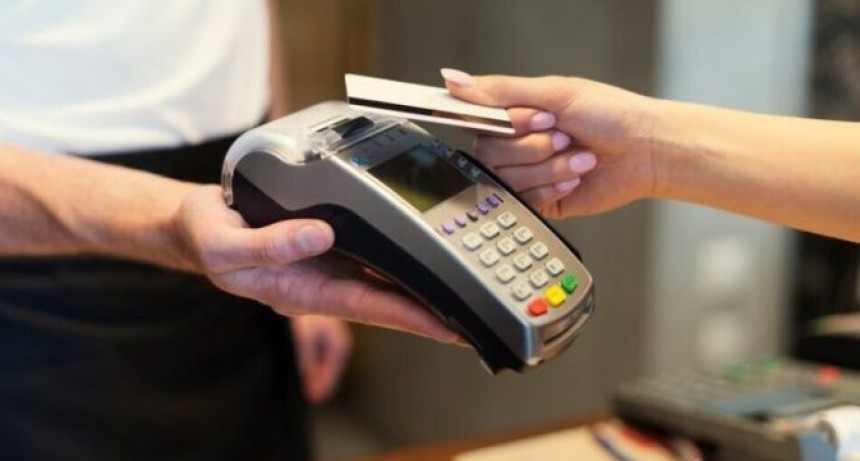 Pagos con tarjetas: los comercios deber&aacute;n cobrar adelante de los clientes