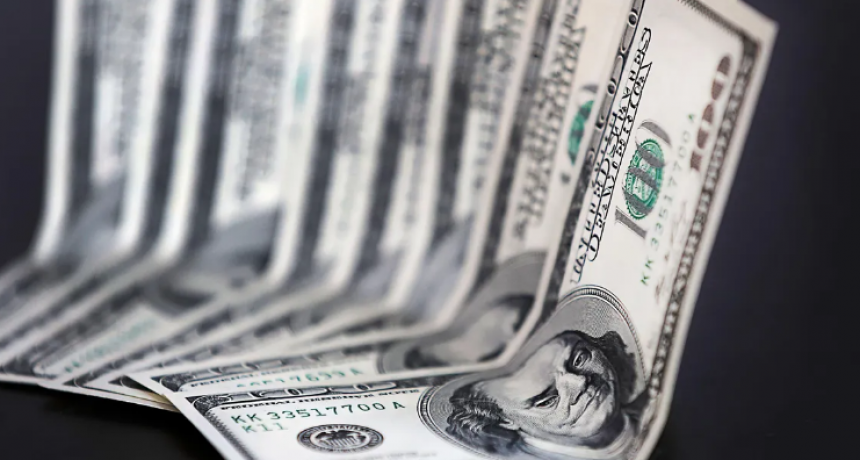 D&oacute;lar sin freno: este lunes el blue subi&oacute; $9 y en Santa Fe se consigue a $413