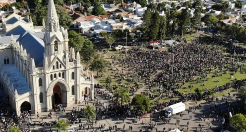 Fiesta de Guadalupe 2023: miles de peregrinos marcharon a la Bas&iacute;lica para la tradicional ceremonia