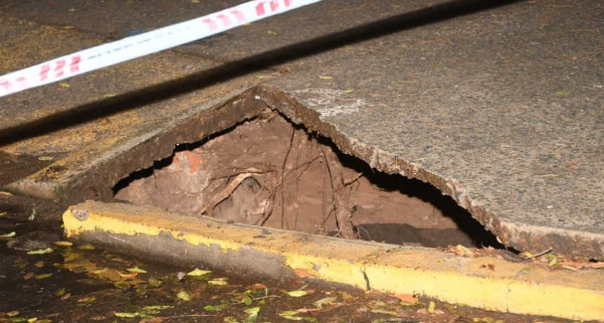 Se produjo un socav&oacute;n en el cantero de Boulevard mientras transitaba un peat&oacute;n