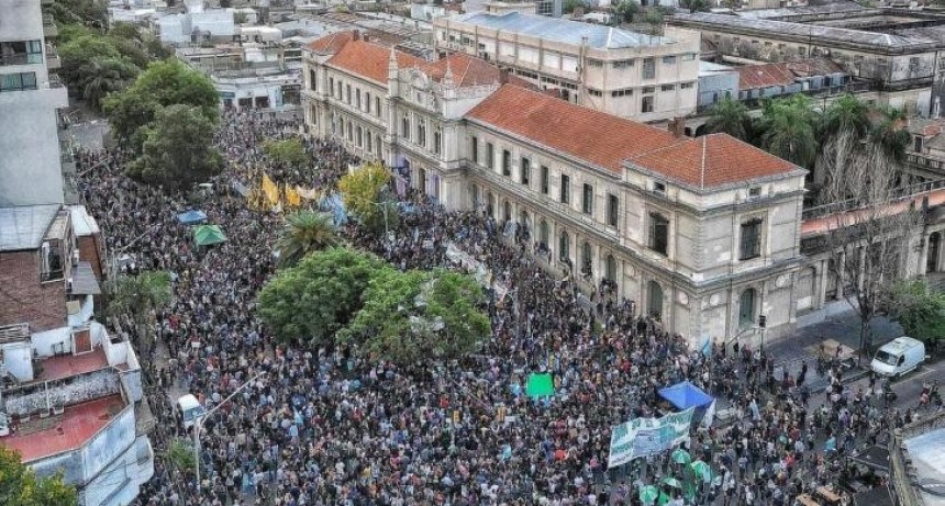 Santa Fe: Multitudinaria manifestaci&oacute;n en defensa de la universidad p&uacute;blica