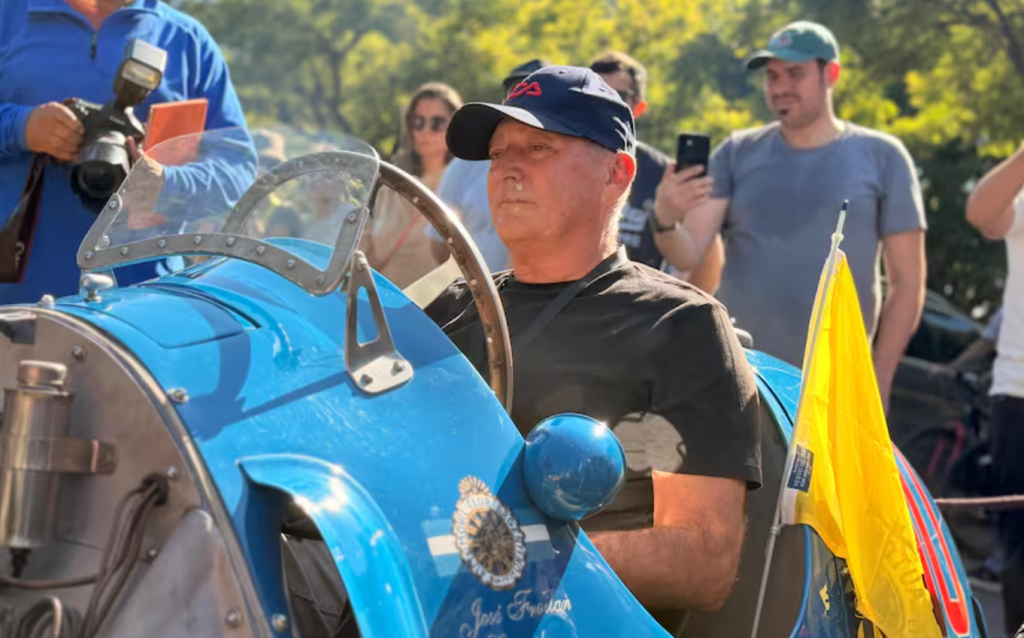 Se realiz&oacute; una carrera de autos cl&aacute;sicos en la Ciudad y un sobrino de Juan Manuel Fangio manej&oacute; una ic&oacute;nica Ferrari