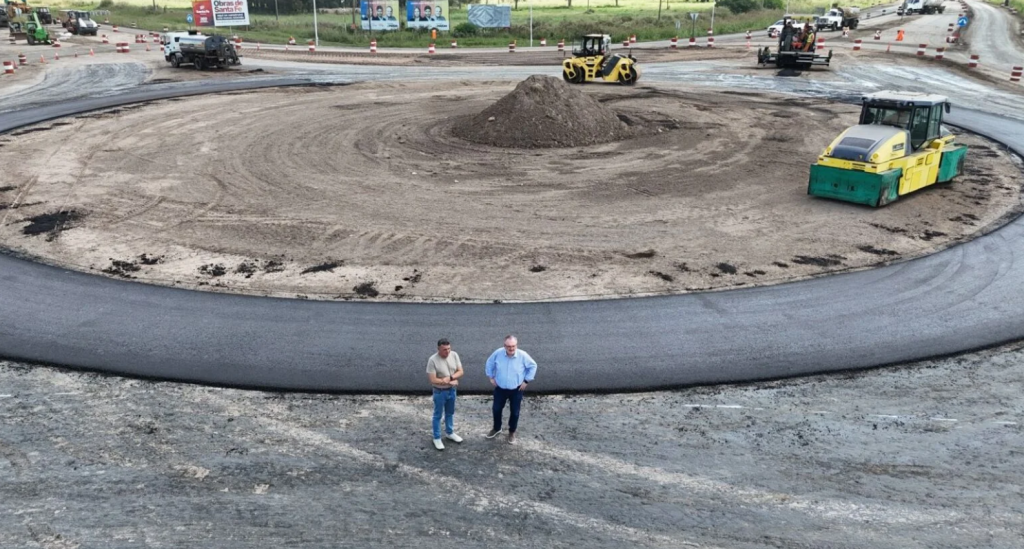 Michlig y Gonz&aacute;lez  recorrieron la obra de la rotonda de Arruf&oacute;