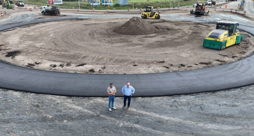 Michlig y Gonz&aacute;lez  recorrieron la obra de la rotonda de Arruf&oacute;