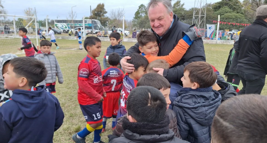 El Senador Michlig brind&oacute; un reconocimiento al Club Deportivo Las Palmeras en el marco del 2&deg; Torneo Infantil