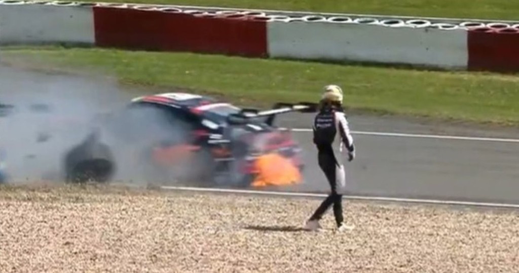 Espeluznante accidente en las 24 Horas de N&uuml;rburgring: casi lo atropellan y escap&oacute; de las llamas  