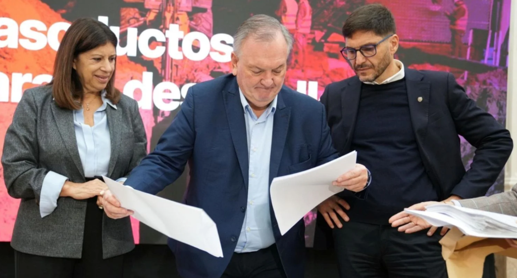 El Senador Michlig particip&oacute; de la Licitaci&oacute;n de compra de ca&ntilde;os para la 2da. etapa de Gasoductos Provinciales
