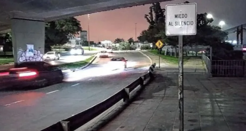 Miedo al silencio. un enigm&aacute;tico cartel apareci&oacute; debajo del Puente Oro&ntilde;o