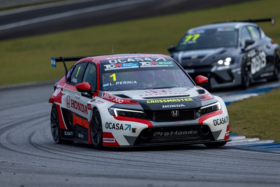 Leonel Pern&iacute;a es campe&oacute;n del TCR Brasil; Cafaro gan&oacute; la segunda carrera en Velocitta
