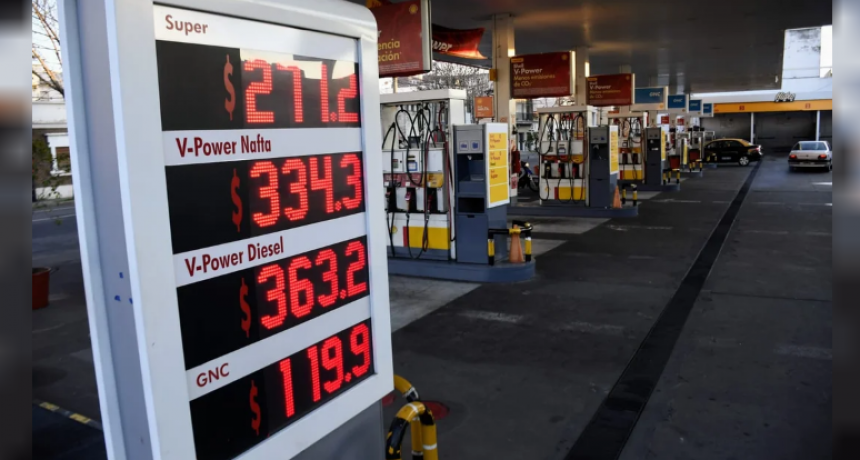 Agosto empez&oacute; con la nafta m&aacute;s cara: YPF se sum&oacute; al aumento del combustible
