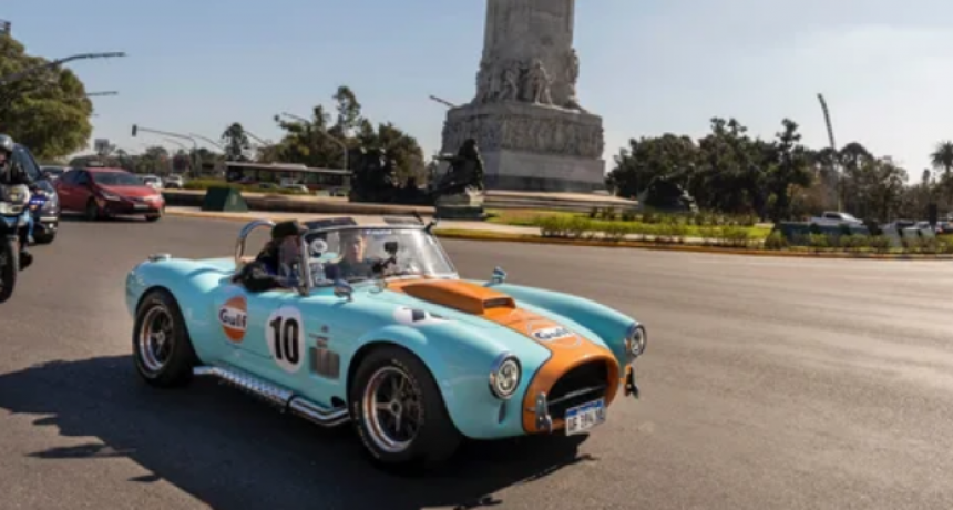 Franco Colapinto recorri&oacute; la Ciudad de Buenos Aires en un Cobra hist&oacute;rico