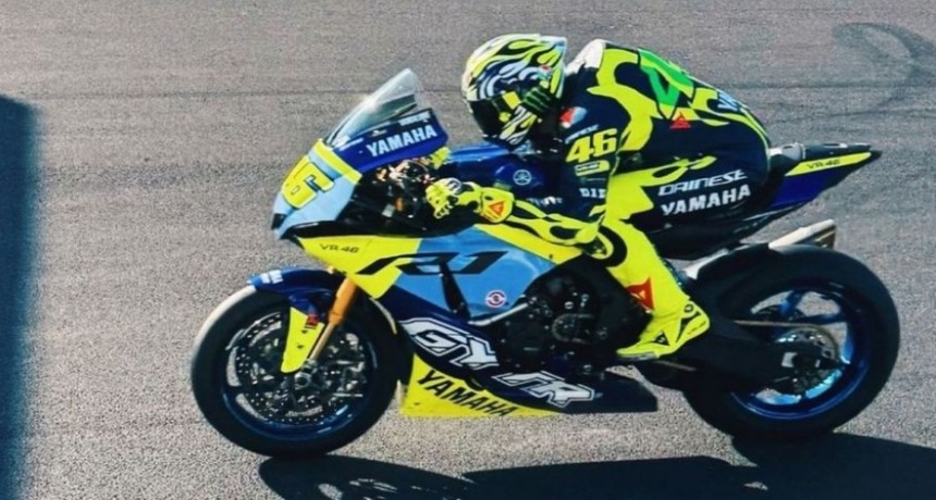 MotoGP: Valentino Rossi volvi&oacute; a subirse a una moto de Yamaha en Misano