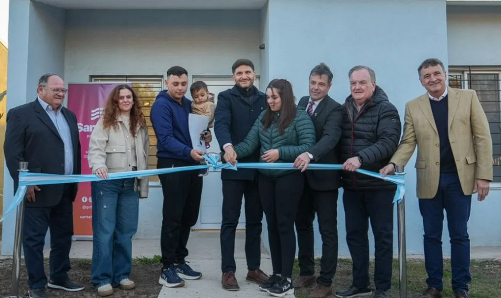 Pullaro y Michlig recorrieron y habiltaron obras en C. Bossi y en 2 Rosas y La legua e inauguraron 24 viviendas en Suardi