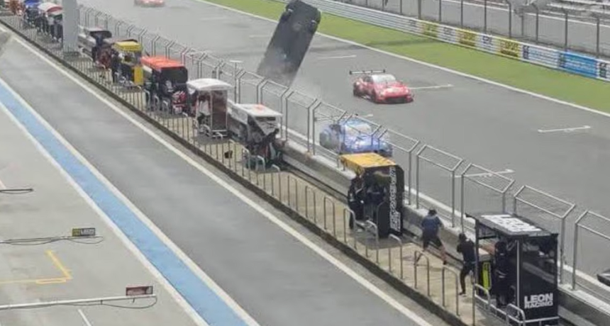 Aterrador accidente en una carrera en Jap&oacute;n: un auto vol&oacute; a 270 km/h y pas&oacute; cerca de de los boxes