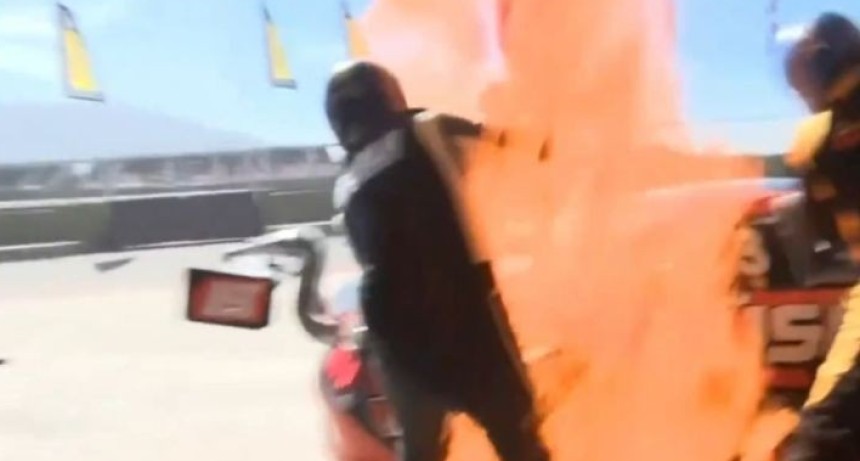 Un incendio en boxes de Mauricio Lambiris gener&oacute; tensi&oacute;n en el Turismo Carretera durante el Desaf&iacute;o de las Estrellas
