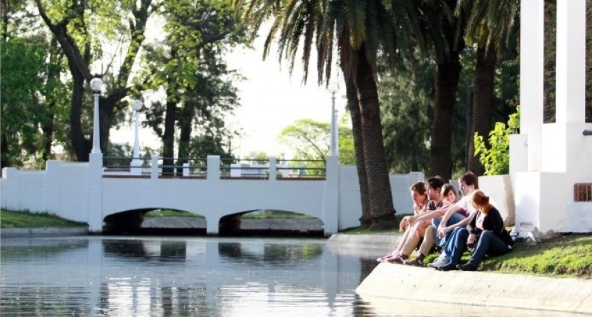 Colocan 30 nuevas columnas de iluminaci&oacute;n en el Parque Garay