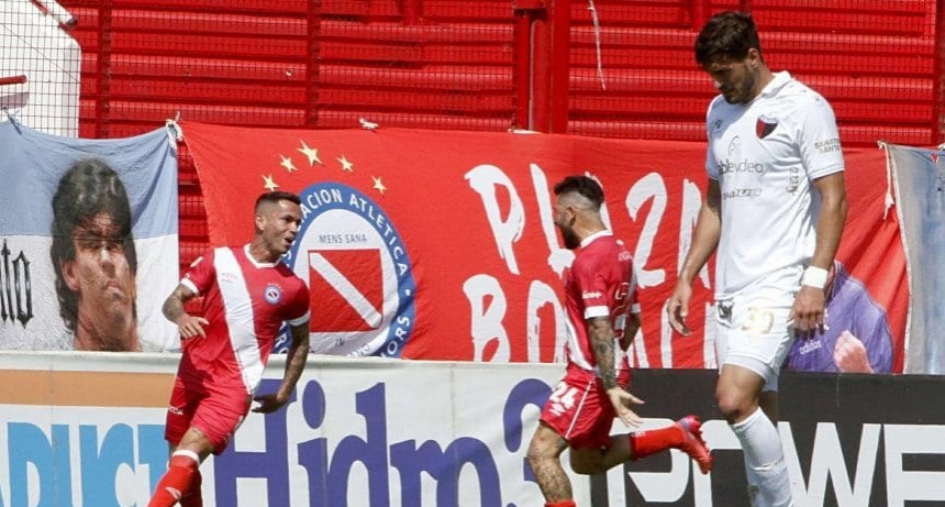 Argentinos gole&oacute; 4-0 a Col&oacute;n y sue&ntilde;a con pelear el titulo