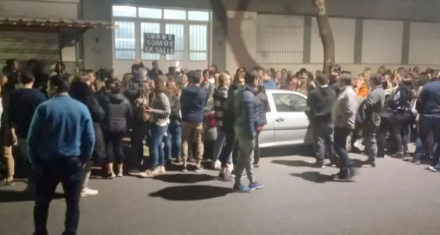 Nutrida concentraci&oacute;n frente al Colegio La Salle por el aumento de la cuota