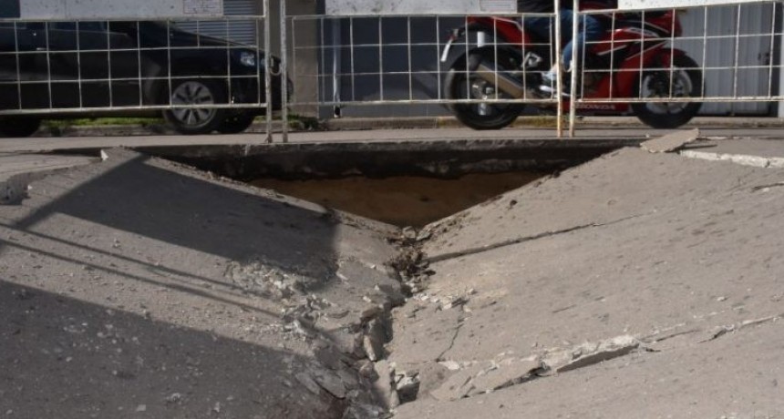 Analizan la oferta presentada para reparar el socav&oacute;n de Bv. Pellegrini y Urquiza