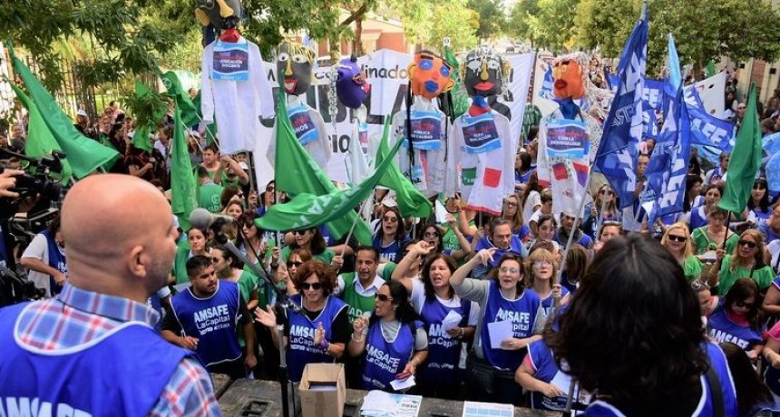 El Gobierno recibir&aacute; este lunes a los docentes tras los descuentos
