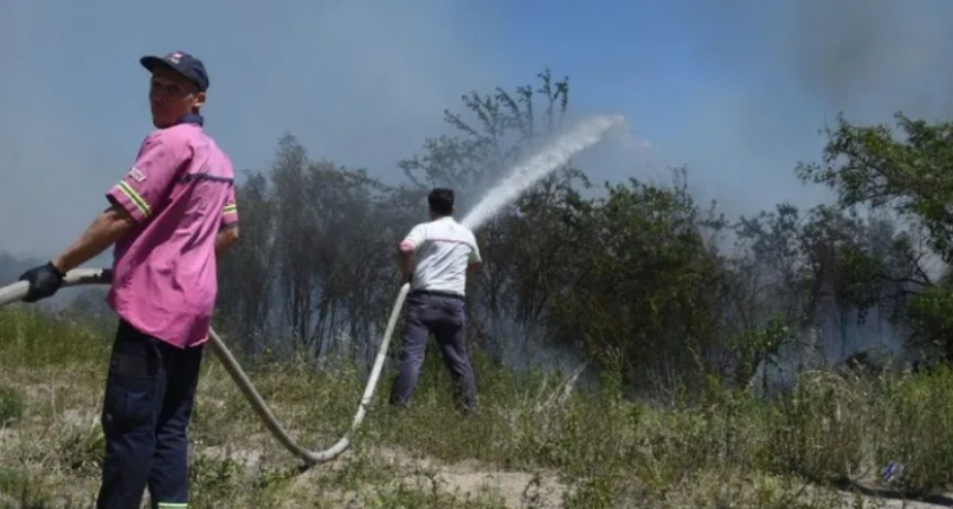 Temor por incendio a metros de una estaci&oacute;n de servicio