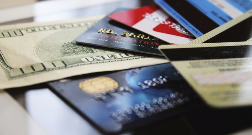 D&oacute;lar tarjeta: gastos que superen los US$300 por mes pagar&aacute;n un 25% m&aacute;s