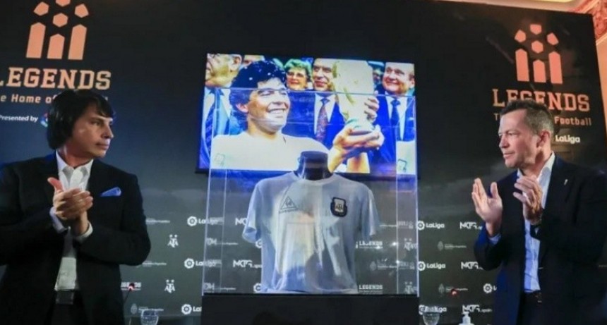 Ya est&aacute; en Argentina la camiseta de Diego Maradona del 86