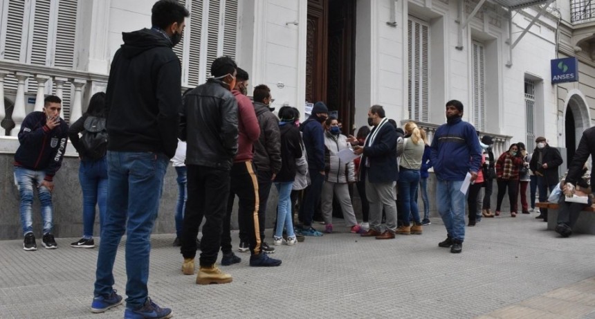 ANSES Dos cuadras de cola para poder inscribirse al Refuerzo Alimentario para adultos sin ingresos