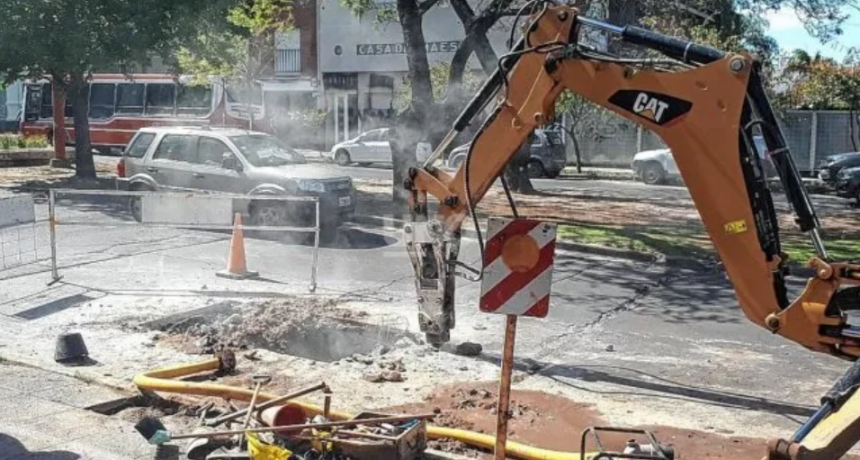 Debieron abrir la calzada en pleno Boulevard por una amenaza de socav&oacute;n