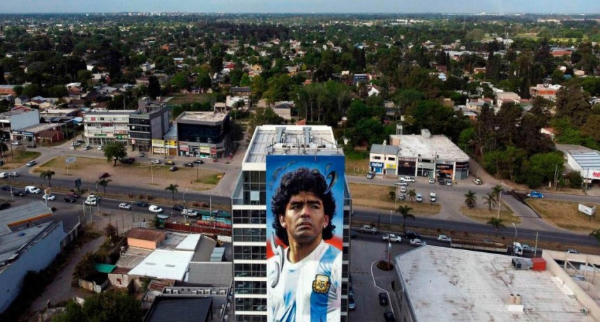 El mural gigante de Maradona que recibe a quienes llegan en avi&oacute;n a Ezeiza